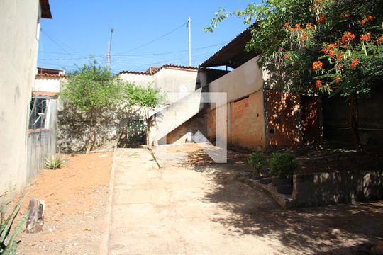 Quintal de casa à venda com 3 quartos, 99m² em Monte Castelo, Contagem