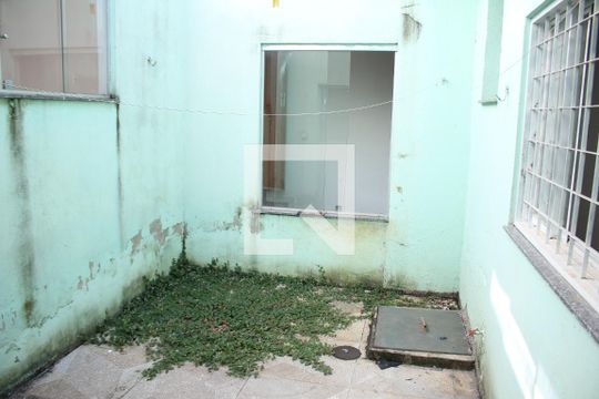 Area de Ventilação interna de casa à venda com 3 quartos, 99m² em Monte Castelo, Contagem