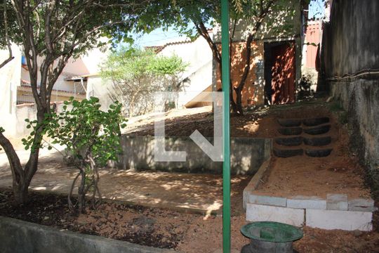 Quintal de casa à venda com 3 quartos, 99m² em Monte Castelo, Contagem