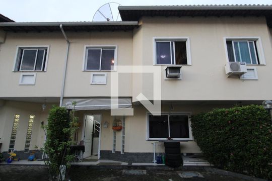 Fachada de casa de condomínio à venda com 3 quartos, 100m² em Pechincha, Rio de Janeiro