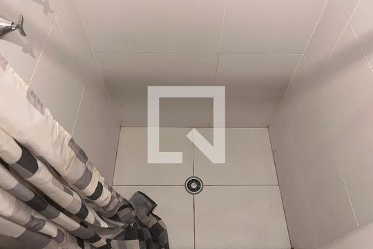 Banheiro de apartamento para alugar com 1 quarto, 18m² em Perdizes, São Paulo
