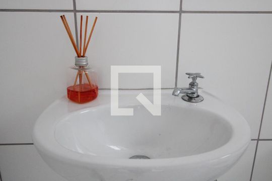 Banheiro de kitnet/studio para alugar com 1 quarto, 27m² em Vila Ré, São Paulo