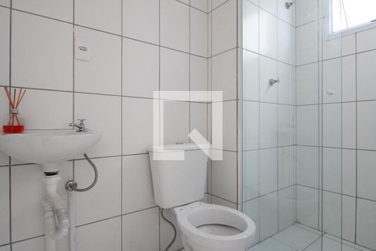 Banheiro de kitnet/studio para alugar com 1 quarto, 27m² em Vila Ré, São Paulo