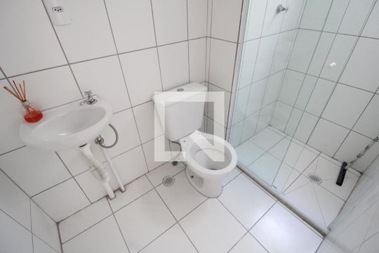 Banheiro de kitnet/studio para alugar com 1 quarto, 27m² em Vila Ré, São Paulo