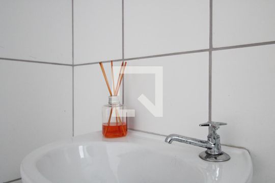 Banheiro de kitnet/studio para alugar com 1 quarto, 27m² em Vila Ré, São Paulo