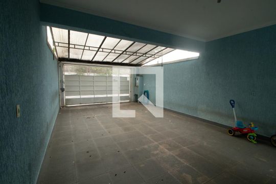 Garagem de casa à venda com 3 quartos, 200m² em Jardim Guanca, São Paulo
