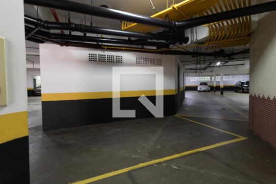 Garagem de casa à venda com 4 quartos, 331m² em Jardim Avelino, São Paulo