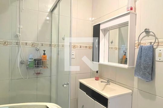 Banheiro de apartamento à venda com 1 quarto, 35m² em Vila Ipiranga, Porto Alegre