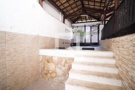 Escada de casa para alugar com 3 quartos, 72m² em Planalto, Belo Horizonte