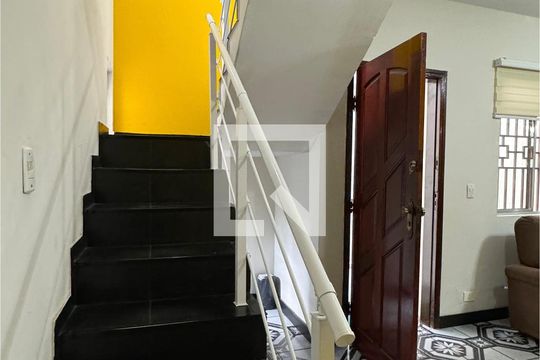 Escada de casa à venda com 3 quartos, 180m² em Nova Aldeinha/aldeia, Barueri