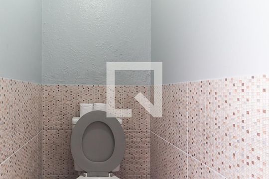 Banheiro feminino de casa para alugar com 2 quartos, 500m² em Vila Aurea, Poá