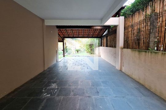 Garagem de casa de condomínio à venda com 4 quartos, 850m² em Badu, Niterói