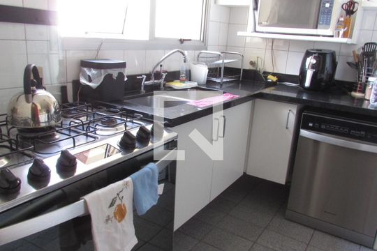 Cozinha de apartamento à venda com 4 quartos, 151m² em Vila Suzana, São Paulo