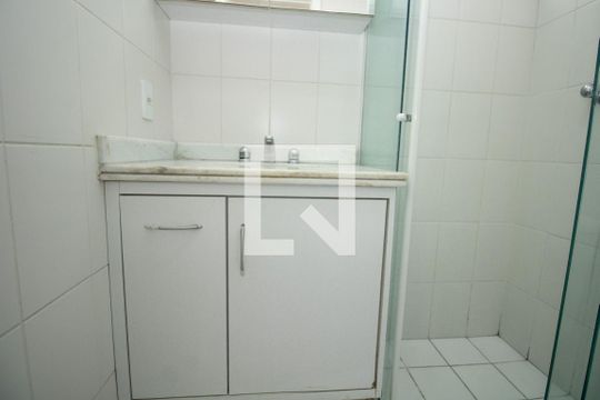 Banheiro, armário e pia de apartamento à venda com 2 quartos, 55m² em Vila Olímpia, São Paulo