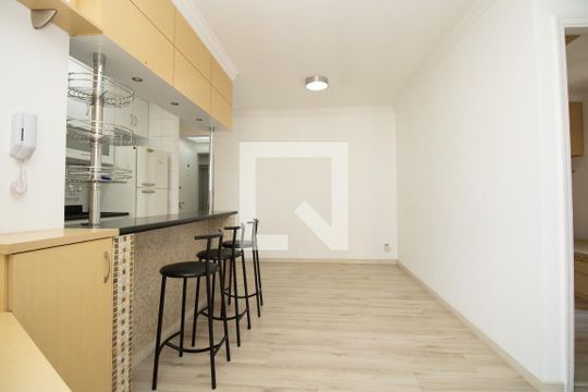 Sala, vista cozinha americana de apartamento à venda com 2 quartos, 55m² em Vila Olímpia, São Paulo