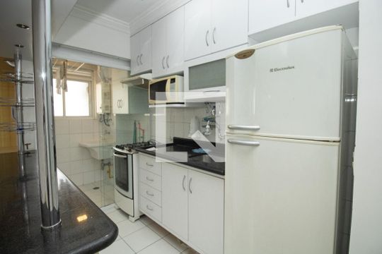 Cozinha, geladeira, microondas,bancada da pia de apartamento à venda com 2 quartos, 55m² em Vila Olímpia, São Paulo