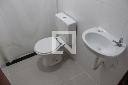 Banheiro de apartamento para alugar com 2 quartos, 45m² em Centro, São Vicente
