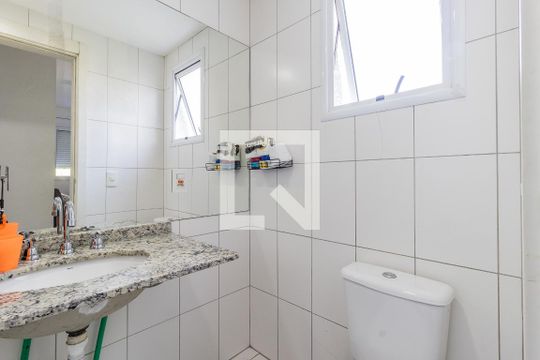 Banheiro da Suite de apartamento à venda com 3 quartos, 83m² em Vila Ipiranga, Porto Alegre