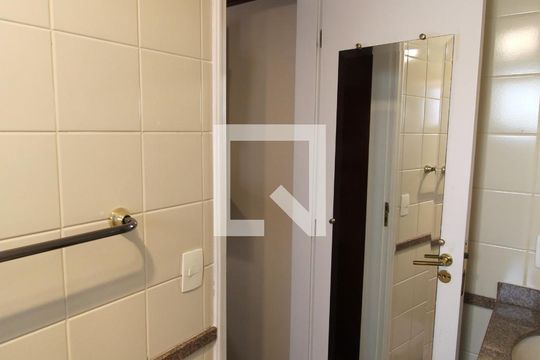 Banheiro da Suíte de apartamento para alugar com 2 quartos, 68m² em Moema, São Paulo