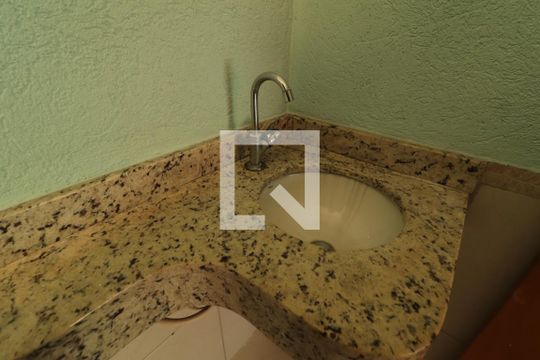 Banheiro 3 de casa para alugar com 3 quartos, 115m² em Setor Leste Universitário, Goiânia