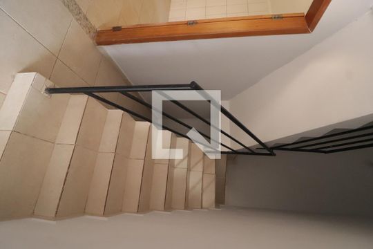 Escada de casa para alugar com 3 quartos, 115m² em Setor Leste Universitário, Goiânia