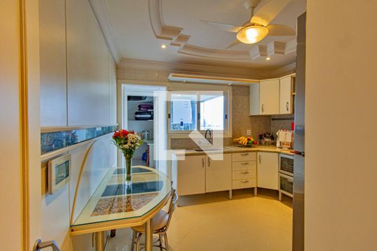 Cozinha de apartamento à venda com 3 quartos, 156m² em Centro, Canoas