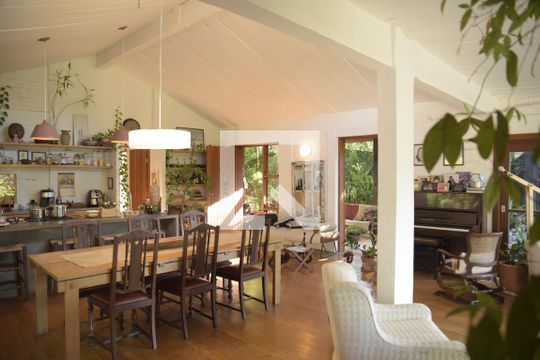Sala de casa de condomínio para alugar com 3 quartos, 320m² em Jardim Colibri, Cotia