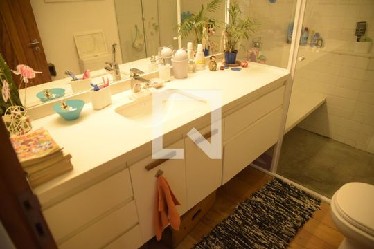 Banheiro social de casa de condomínio para alugar com 3 quartos, 320m² em Jardim Colibri, Cotia