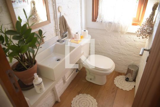 Lavabo de casa de condomínio para alugar com 3 quartos, 320m² em Jardim Colibri, Cotia