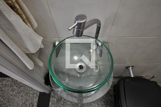 Banheiro de Serviço de apartamento à venda com 3 quartos, 94m² em Vila Albertina, São Paulo