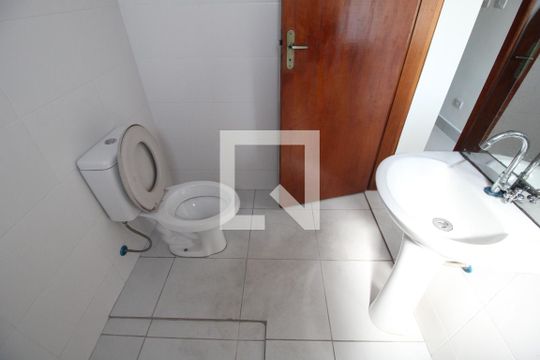 Banheiro de kitnet/studio para alugar com 1 quarto, 17m² em Vila Marieta, São Paulo