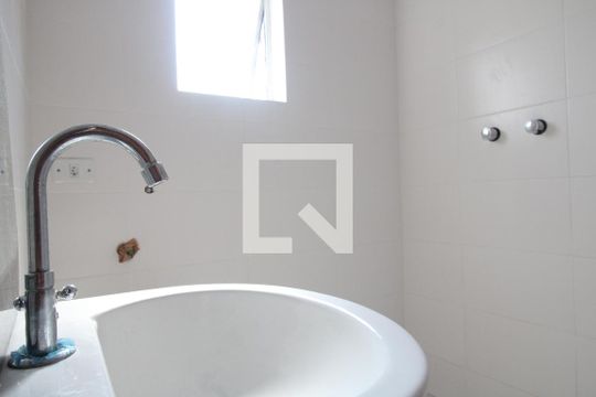 Banheiro de kitnet/studio para alugar com 1 quarto, 17m² em Vila Marieta, São Paulo