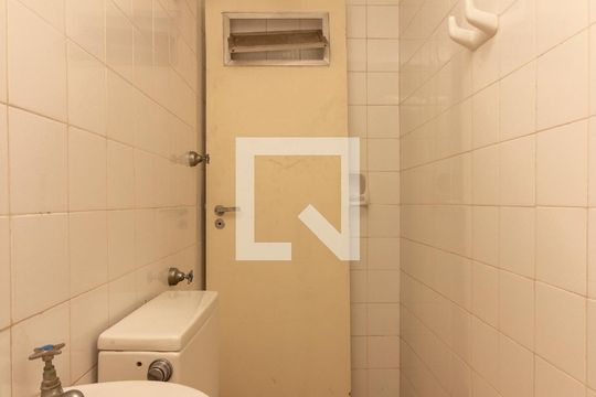 Banheiro de serviço de apartamento à venda com 2 quartos, 74m² em Pinheiros, São Paulo