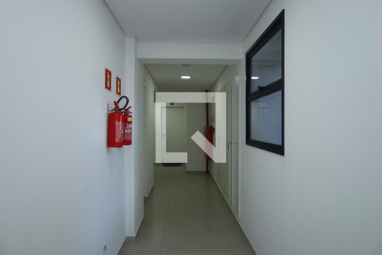 Corredor de apartamento para alugar com 2 quartos, 48m² em Vila Curuçá, São Paulo