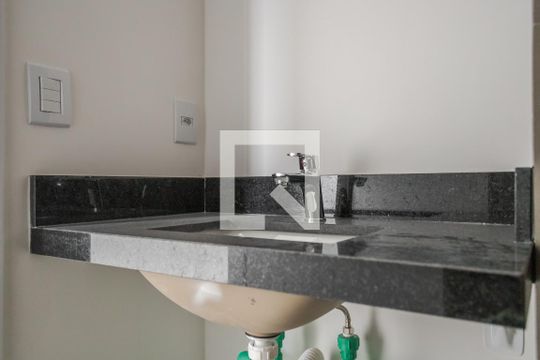 Banheiro de kitnet/studio para alugar com 1 quarto, 26m² em Rio Branco, Porto Alegre