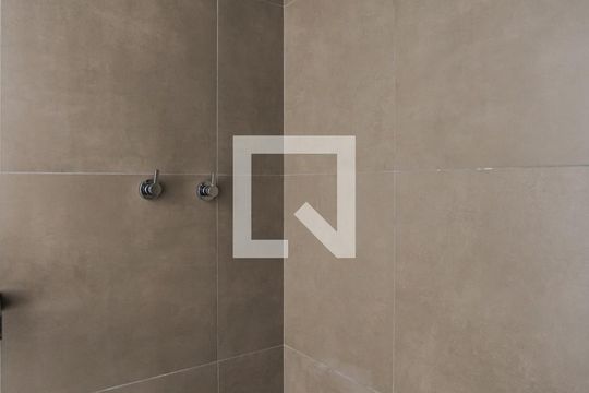 Banheiro de kitnet/studio para alugar com 1 quarto, 26m² em Rio Branco, Porto Alegre