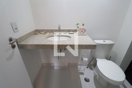 Banheiro de apartamento à venda com 2 quartos, 62m² em Barra Funda, São Paulo