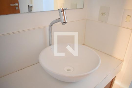Banheiro de apartamento para alugar com 2 quartos, 48m² em Fazendinha, Curitiba
