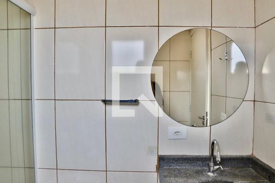 Banheiro do Quarto 1 de casa para alugar com 2 quartos, 120m² em Vila Bertioga, São Paulo