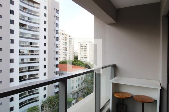 Varanda de kitnet/studio para alugar com 1 quarto, 31m² em Indianópolis, São Paulo