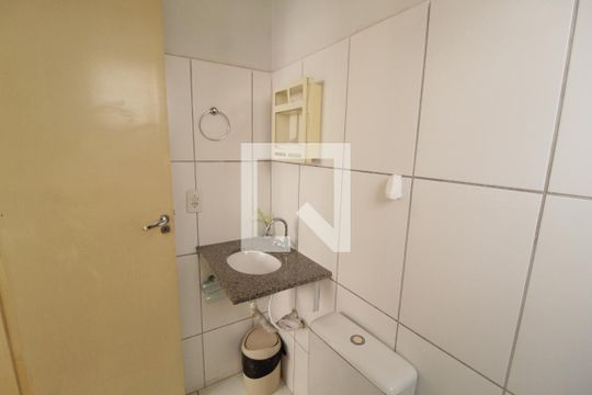 Banheiro do Quarto 1 de apartamento para alugar com 3 quartos, 54m² em Brasil, Uberlândia