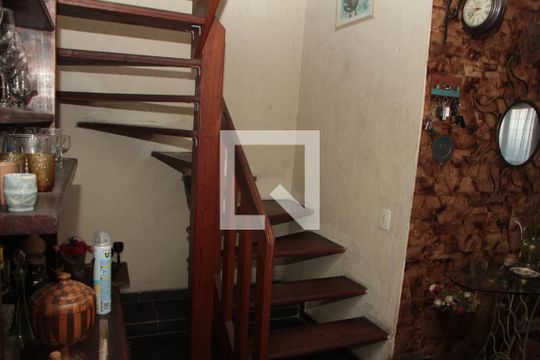 Escada de casa à venda com 3 quartos, 290m² em Ouro Preto, Belo Horizonte