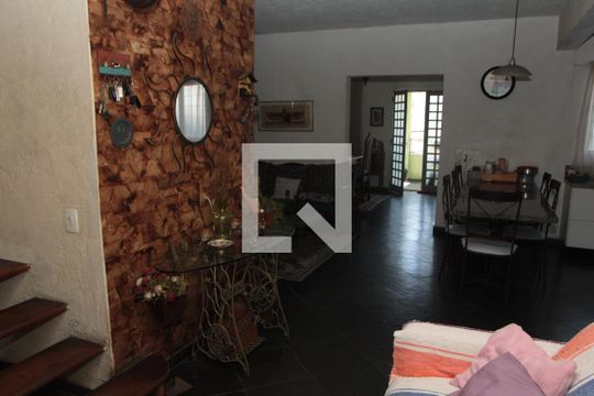 Escada de casa à venda com 3 quartos, 290m² em Ouro Preto, Belo Horizonte