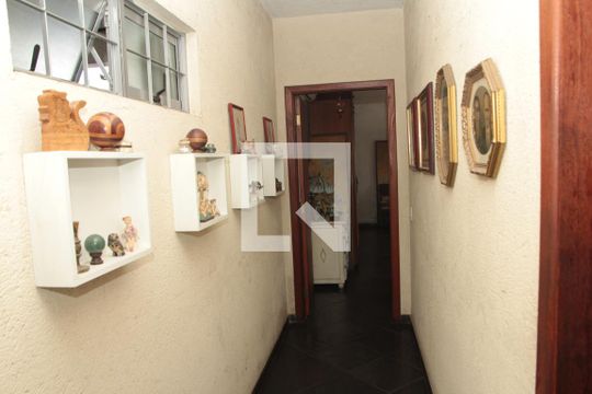Corredor de casa à venda com 3 quartos, 290m² em Ouro Preto, Belo Horizonte