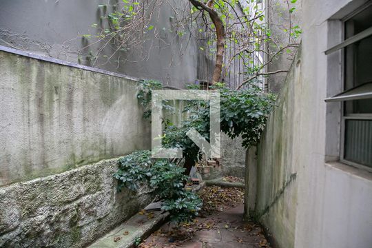 Área externa de casa para alugar com 3 quartos, 250m² em Petrópolis, Porto Alegre