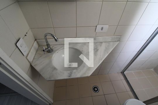 Banheiro de apartamento para alugar com 2 quartos, 53m² em Parque Vitoria, São Paulo