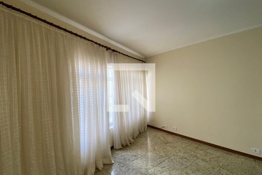 Sala de casa para alugar com 3 quartos, 156m² em Jardim Stella, Santo André