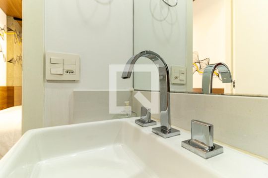 Banheiro de kitnet/studio para alugar com 1 quarto, 30m² em República, São Paulo