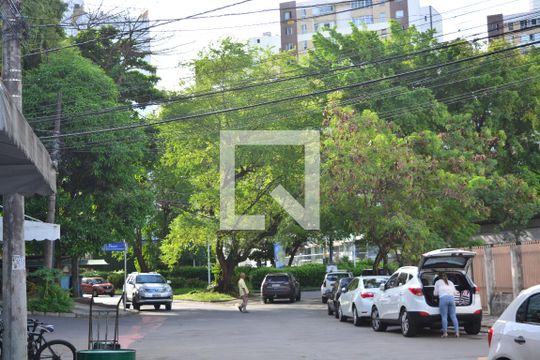 Rua arborizada de casa para alugar com 2 quartos, 185m² em Caminho das Árvores, Salvador