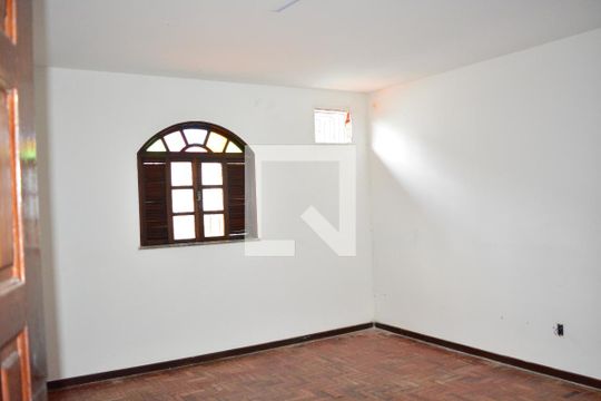 Quarto 1 com banheiro de casa para alugar com 2 quartos, 185m² em Caminho das Árvores, Salvador